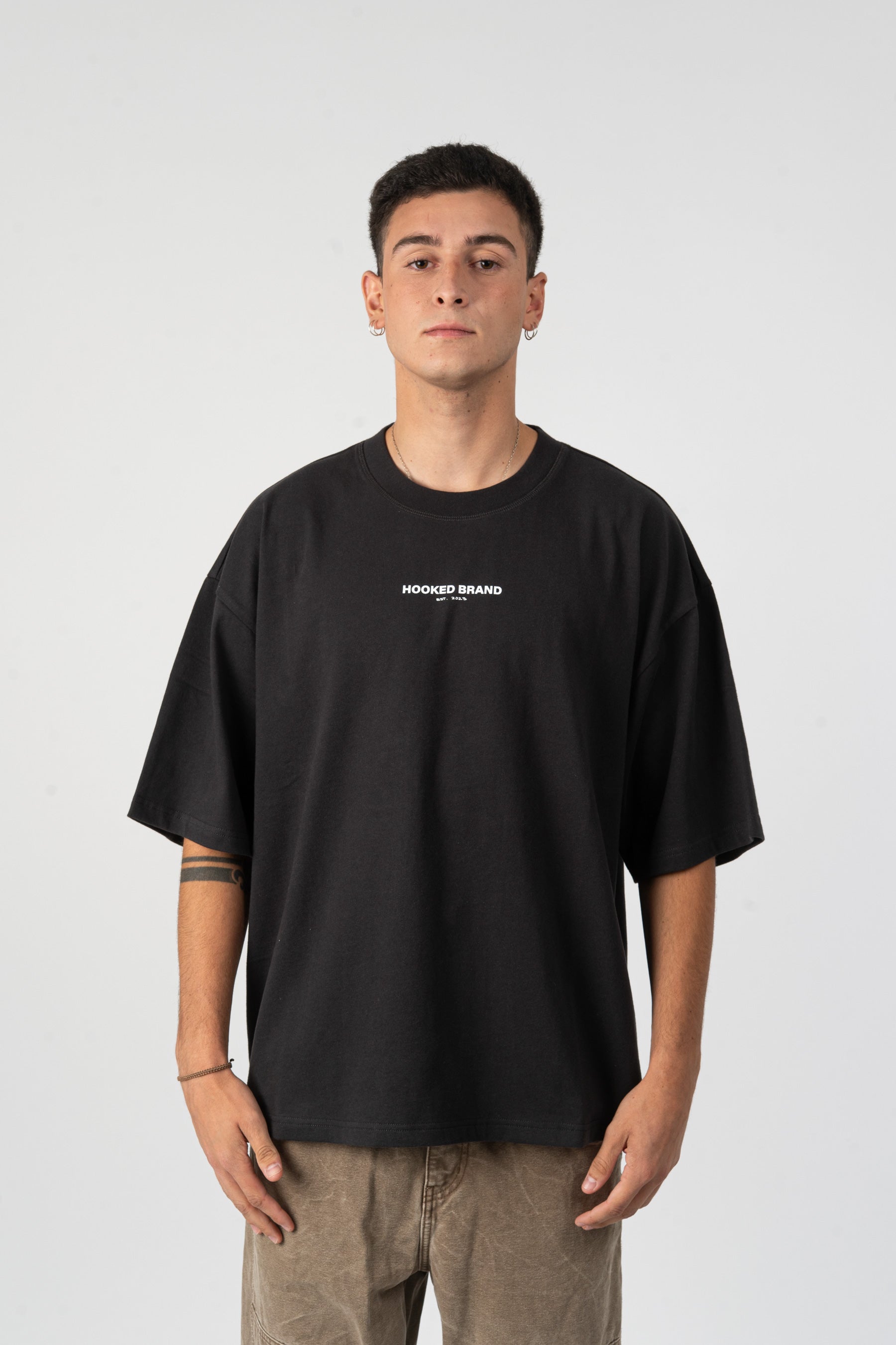 BLACK T-SHIRT – Hooked