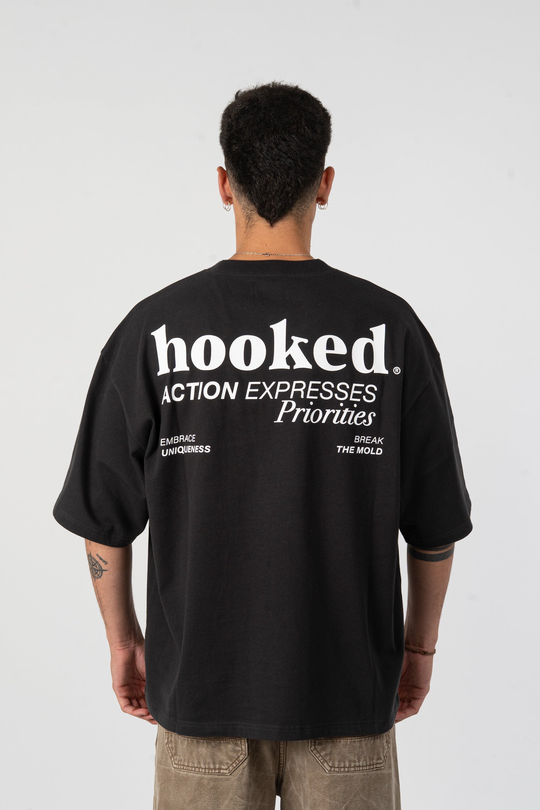 BLACK T-SHIRT – Hooked