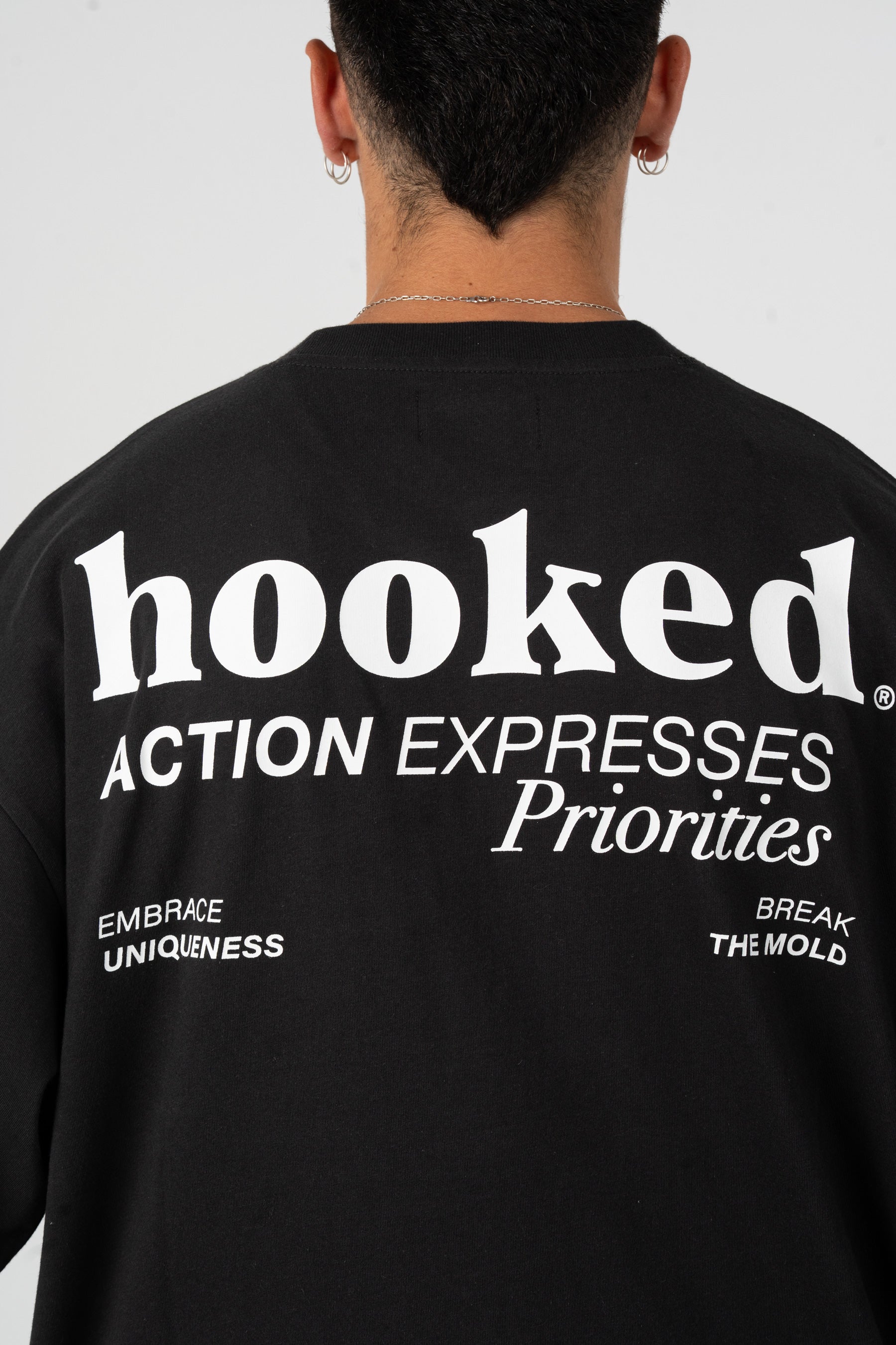 BLACK T-SHIRT – Hooked